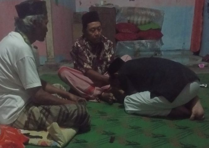 
					Seorang anak sungkem meminta restu kepada orang tuanya, dituntun oleh Kiai sederhana dari Kayen, Pati, Ahsanul Tijab