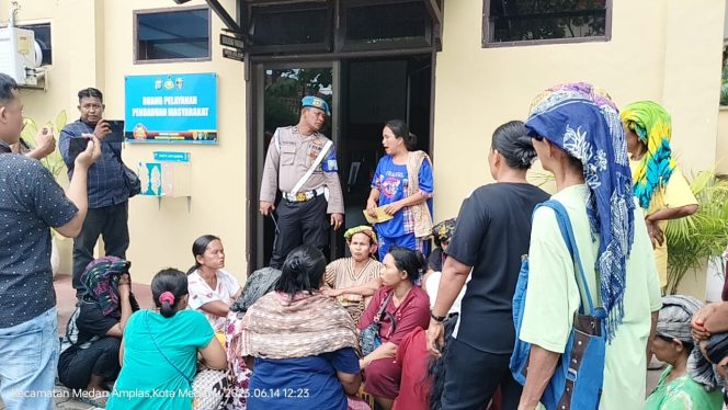 
					Puluhan Mamak Mamak Asal Salam Tani Pancur Batu Geruduk Propam Polda Sumut