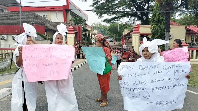 
					Puluhan warga bersama 4 orang berpakaian pocong berada di pintu utama Mapolda Sumut  Jl. Sisingamangaraja Km. 10,5 No. 60, Timbang Deli, Kec. Medan Amplas, Kota Medan, Sumatera Utara