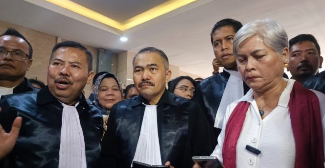 
					Pengacara Kamaruddin Simanjuntak hadir memenuhi panggilan penyidik Bareskrim Polri untuk diperiksa sebagai tersangka dugaan hoaks dan pencemaran nama baik yang dilaporkan oleh Direktur Utama PT Taspen ANS Kosasih, Senin.