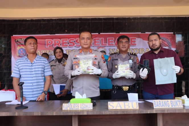 
					Polres Asahan berhasil menangkap empat orang pria dengan barang bukti narkoba seberat 2 kilogram jenis sabu