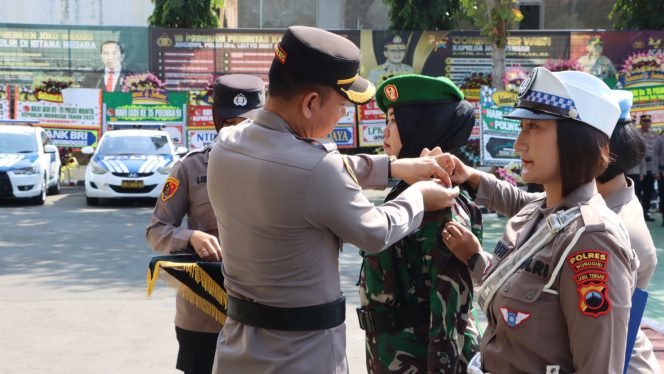 
					Srikandi Kodim Wonogiri disematkan pita dalam Apel Gelar Pasukan Operasi Zebra Candi 2023 Polres Wonogiri