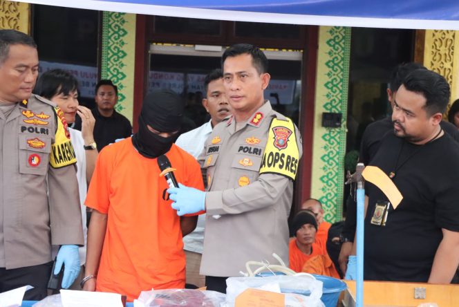 
					Kapolres Pelabuhan Belawan AKBP Josua Tampubolon, SH., MH., memimpin konferensi pers yang membahas berbagai kasus yang telah diungkap oleh Polres Pelabuhan Belawan dalam dua minggu terakhir, Minggu 