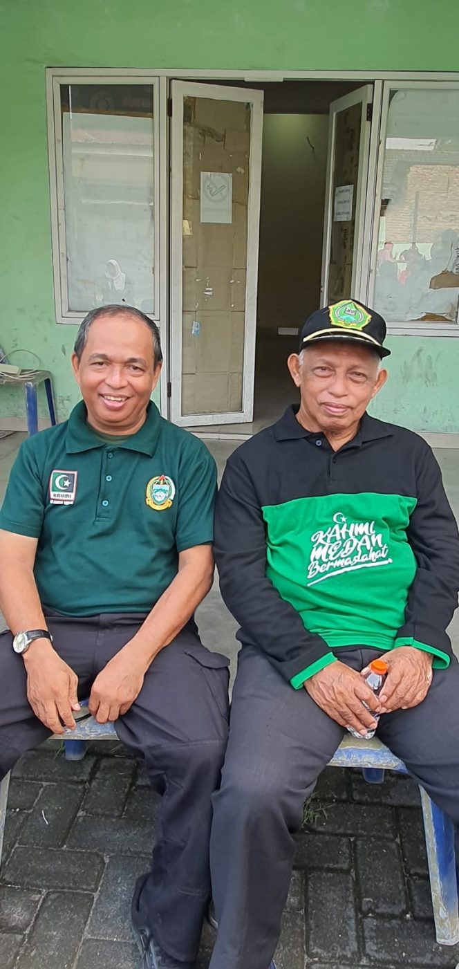 
					Ket foto : Abdul Aziz bersama Prof. Dr. H. Fachruddin Azmi, MA