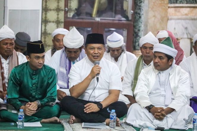 
					Kapolda Sumut, Irjen Pol Agung Setya Imam Effendi, bersama ratusan santri mengikuti pembacaan Yasin 41 Ratib Al Hadad di Masjid Raya Al Mashun Medan, Kamis (19/10) malam
