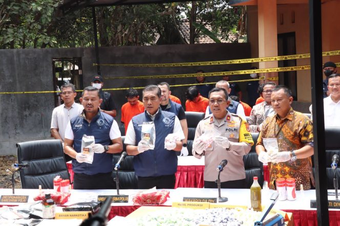 
					Konferensi pers Bareskrim Polri dalam pengungkapan kasus narkoba modus keripik, Jumat (3/11)