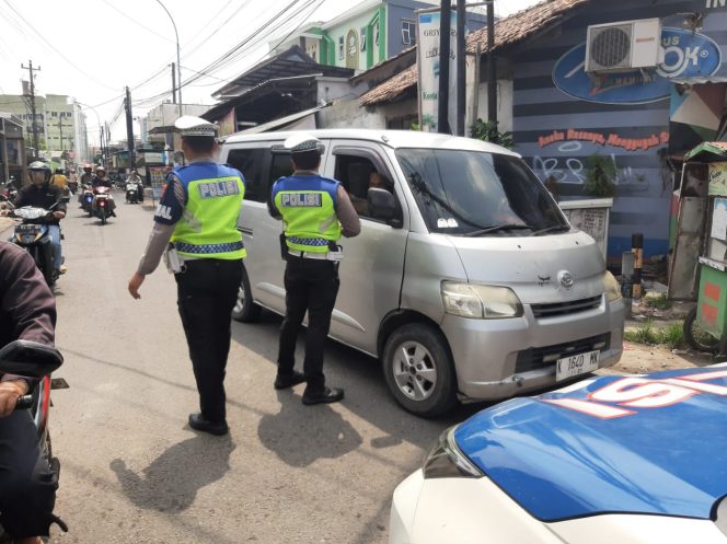 
					Satlantas Polres Kudus menindak tegas sejumlah mobil yang masih bandel melintas ke barat di Jalan KH Turaichan Adjhuri, di Kecamatan Kota, Kabupaten Kudus