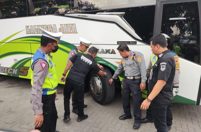 
					Satlantas Polres Kudus dan Dinas Perhubungan giat ramp check gabungan di terminal Induk Jati jelang Nataru