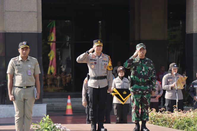 
					Polres Metro Jakarta Barat Bersama Dengan Forkopimko Apel Gelar Pasukan Operasi Kepolisian Terpusat Lilin 2023
