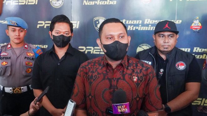
					Ibra Azhari ikuti pengecekan kesehatan oleh  SatRes Narkoba Polres Metro Jakarta Barat