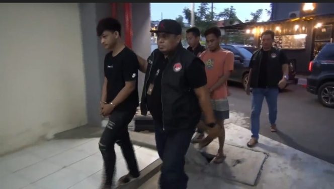 
					SatRes Narkoba Polres Metro Jakbar bekuk tersangka pemasok narkoba untuk artis Ibra Azhari