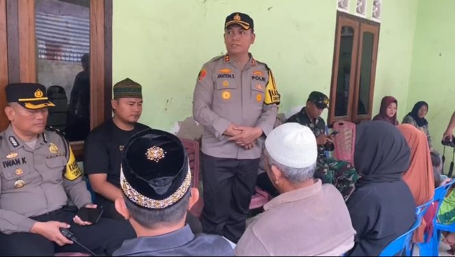 
					Kapolres Pelabuhan Belawan, AKBP Janton Silaban, melayat ke rumah duka atas meninggalnya remaja berusia 17 berinisial RF di Kecamatan Medan Belawan