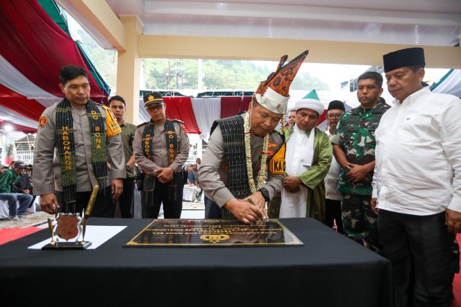 
					Kapolda Sumut, Irjen Pol Agung Setya Imam Efendi dalam peresmian gedung Polsek Parapat