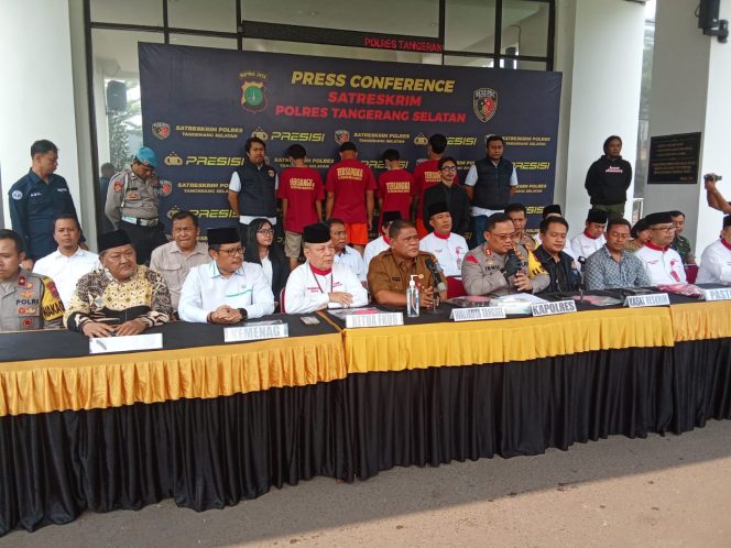 
					Ditetapkan sebagai tersangka, Kapolres Tangerang Selatan memberi penjelasan dalam Confrence Pers di Mapolres, murni ini bukan Intoleran, ini murni tindak pidana