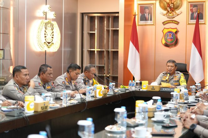 
					Kapolda Sumut, Irjen Pol Agung Setya Imam Effendi, menyaksikan penandatangan Surat Keputusan Pembentukan Forum Lalu Lintas Angkutan Jalan (LLAJ)

