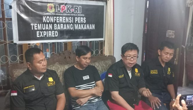 
					Ketua Lembaga Perlindungan Konsumen (LPK-RI) Sulawesi Utara, Stevy Sumampouw, mendesak Menteri Perdagangan RI dan Badan Pengawas Obat Makanan (BPOM) kota Manado, segera mencabut izin operasi Indomaret
