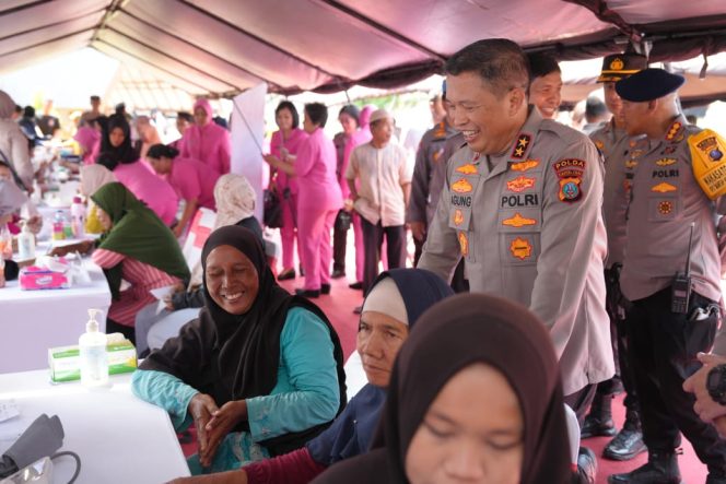 
					Kapolda Sumut, Irjen Pol Agung Setya Imam Effendi di acara kegiatan sosial dalam menyambut Hari Ulang Tahun (HUT) Bhayangkara ke 78, di RS Bhayangkara Medan