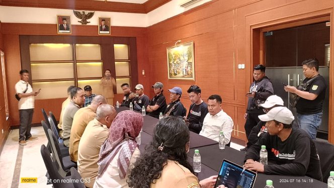 
					Aliansi Madura Indonesia (AMI) menggelar Audiensi di kantor Gubernur (Selasa 18/6) dengan BKD serta dihadiri Bidang Hukum Pemprov Jatim dan Plh Bakesbangpol Jawa Timur