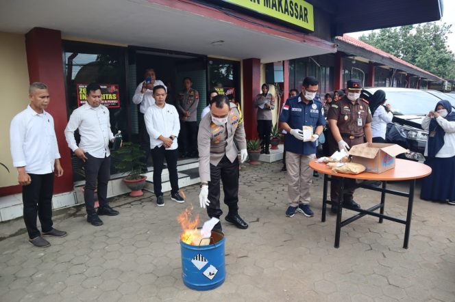
					Kapolres Pelabuhan Makassar, AKBP Restu Wijayanto dan jajarannya memusnahkan barang bukti narkoba berupa sabu seberat 3,1 gram dan ganja 3,2 gram
