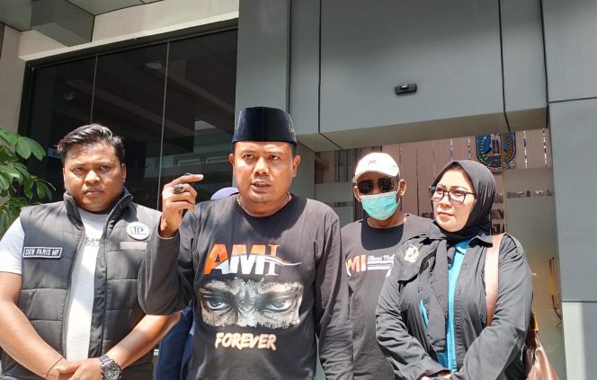 
					Ketua Umum Aliansi Masyarakat Independen (AMI), Baihaki Akbar, mendesak Gubernur Jawa Timur untuk memberikan sanksi tegas dan segera membenahi sistem di Dinas ESDM