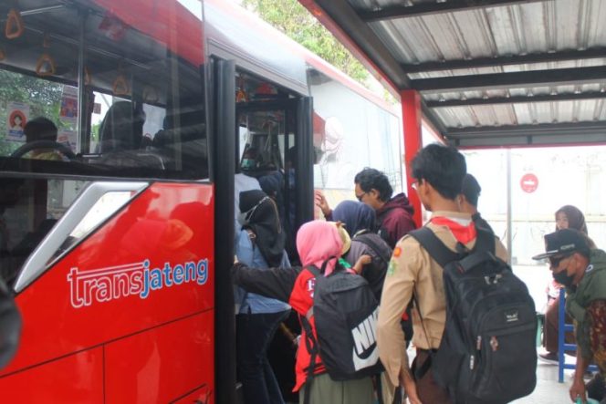 
					Kebijakan tarif khusus untuk buruh, pelajar, veteran, lansia, dan penyandang disabilitas mulai diterapkan 15 Mei 2025. foto:hum.jtg

