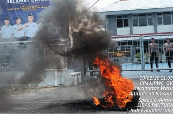 
					Aliansi Madura Indonesia (AMI) menggelar aksi demonstrasi di depan Kantor Wilayah Direktorat Jenderal Pemasyarakatan (Ditjen PAS) Jawa Timur pada Selasa (10/02/26). (Foto:Ist)
