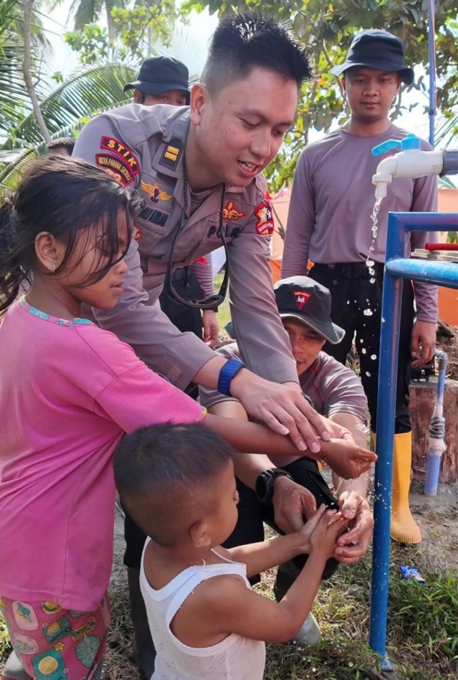 
					Mahasiswa STIK Lemdiklat Polri Angkatan 83 melaksanakan pembuatan sumur bor di wilayah Kabupaten Aceh Utara. (Foto:Dok.Lemdiklat Polri)

