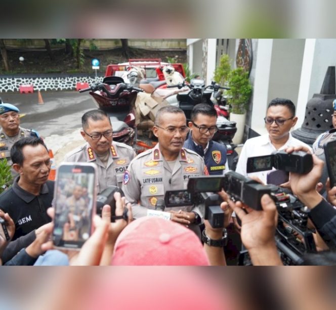 
					Wakapolda Jateng, Brigjen Pol Latif Usman: modus kejahatan dengan mencari warga yang bersedia meminjamkan KTP dengan imbalan uang.
