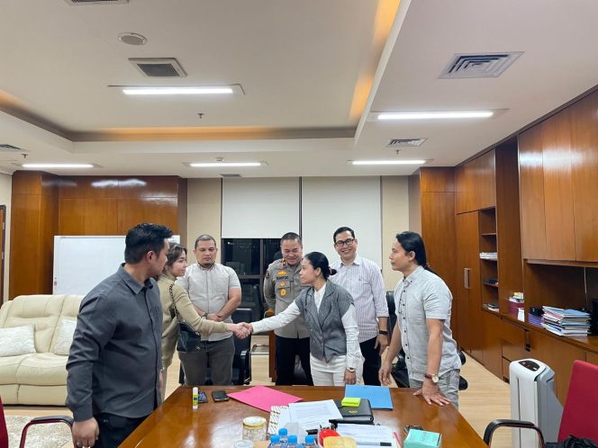 
					Wassidik Bareskrim Polri memfasilitasi proses mediasi antara para pihak yang terlibat dalam perkara yang melibatkan N.O dan Z.K. Mediasi tersebut berlangsung di Kantor Bareskrim Polri pada Minggu (8/3/2026). (Foto:Dok.Humas Polri)
