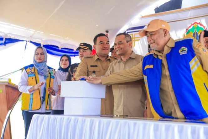 
					Gubernur Jawa Tengah Ahmad Luthfi meresmikan embung di Dukuh Nglawiyan, Kelurahan Karangjati, Kecamatan Blora, Kabupaten Blora, Senin (2/3/2026). (Foto:Dok.Jatengprov)
