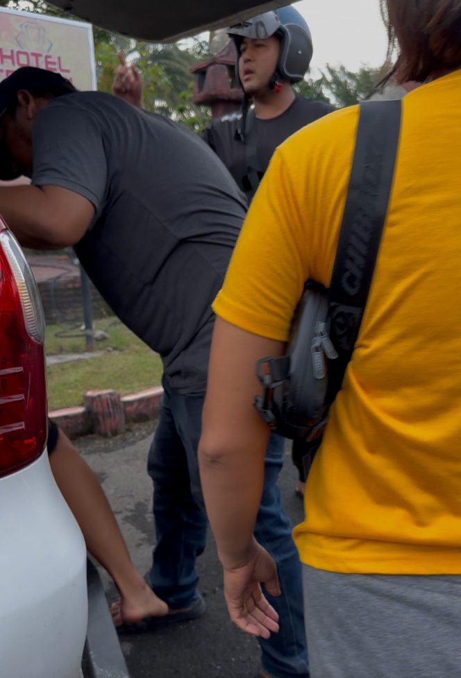 
					Persadaan Putra Sembiring membantah keras tuduhan melakukan pengeroyokan dan penyetruman terhadap kedua maling yang diamankan karena mencuri di tokonya. (Foto:Ist)

