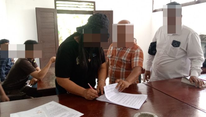 
					Pada saat menandatangani surat perjanjian, kata Ps mereka mengatakan bahwa penandatanganan surat tersebut untuk perdamaian bukan untuk hal yang lain. (Foto:Ist)
