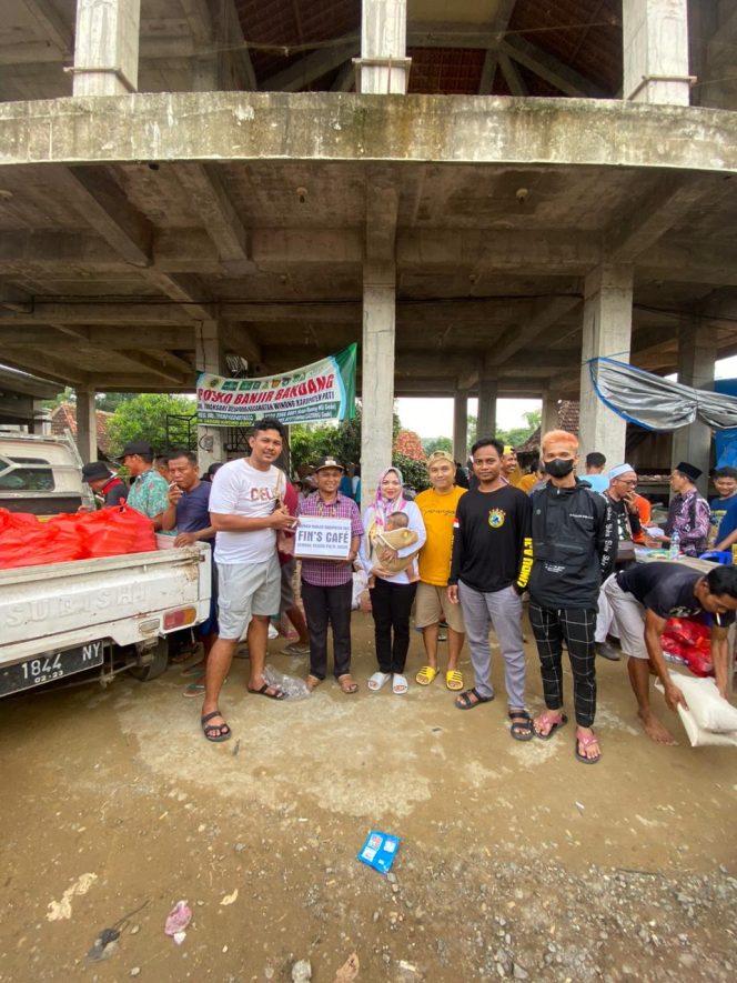 
					Fins Cafe bagikan bansos untuk korban banjir di Pati, ringankan beban korban terdampak