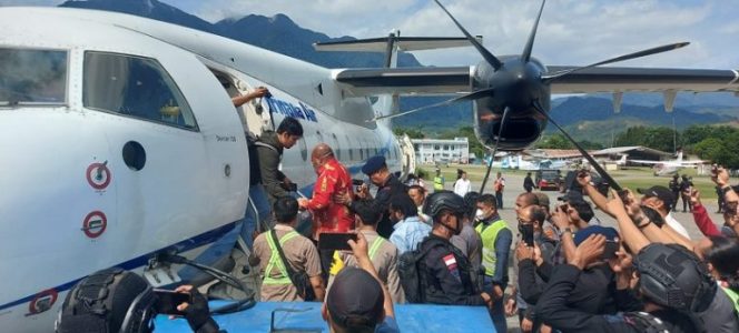 
					KPK Tangkap Paksa Lukas Enembe