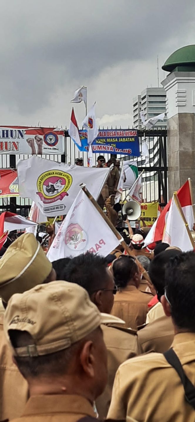 
					Demo Kades menuntut masa jabatan 9 tahun di depan gedung DPR RI, Senayan, Jakarta Pusat (17/1).