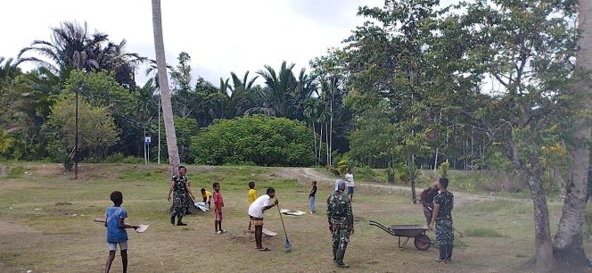 
					Satgas Yonif 132/BS Dan Masyarakat Membersihkan Dan Memperbaiki Fasilitas Olahraga