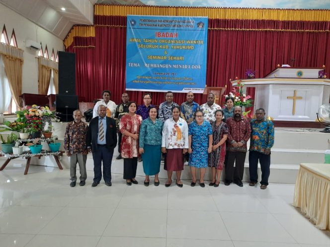 
					Persit Kodim 1715/Yahukimo Ikuti Ibadah Awal Tahun Organisasi Wanita Kab. Yahukimo