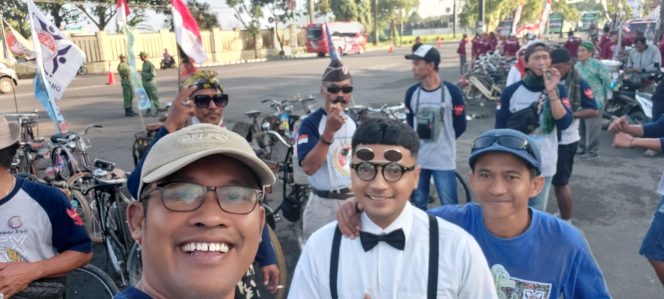
					Camat Kaliori, Desti Muryadi selfie bersama anggota Konek di acara ngontel bareng HUT Kosti Ke-4 Pati