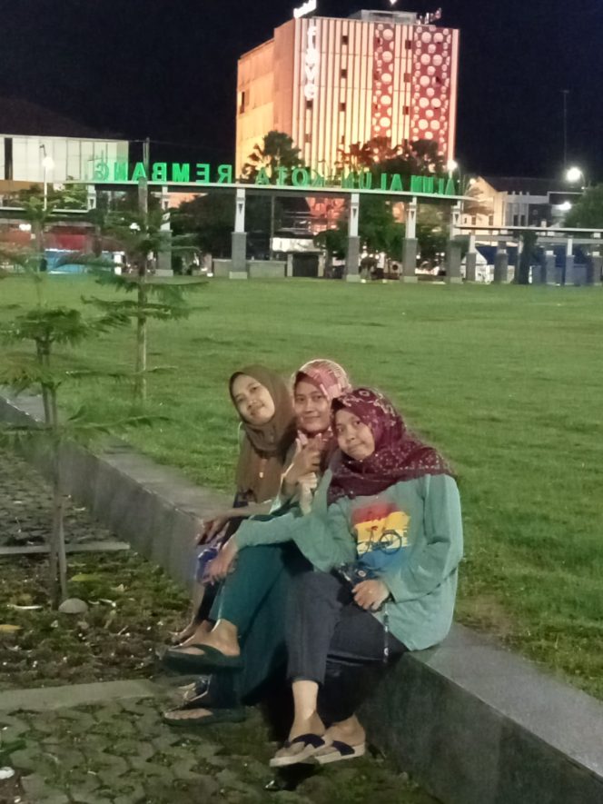 
					Pujiana (tengah) berswafoto bersama Genk Romuba di Alun-Alun Rembang (26/2)