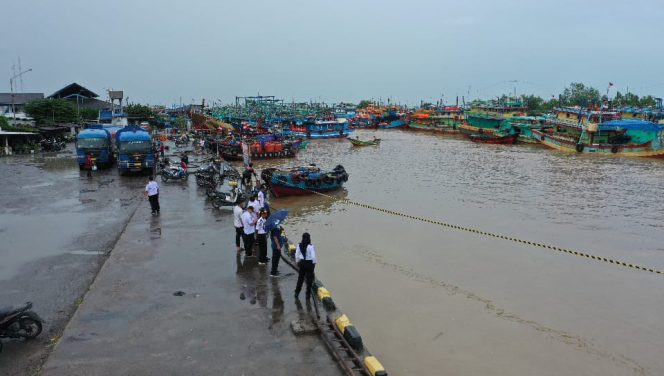
					Rombongan UPP Kelas III Juwana meninjau lokasi penambatan kapal Pelabuhan Juwana, Pati