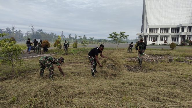 
					Kodim 1715/Yahukimo Ajak Jemaat Bersihkan Gereja GKI Metanoia Dekai