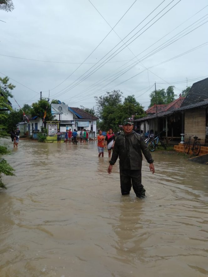 
					Banjir Genangi Kawasan Pengkol, Babinsa Koramil 02/Kaliori Terjun Pantau Situasi
