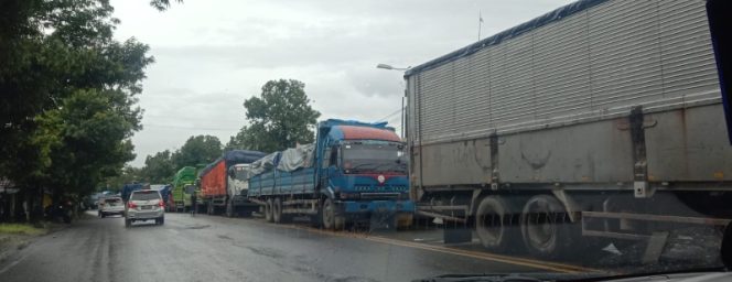 
					Macet Pantura Pati, Kendaraan Dari Timur Mengular Berkilo-Kilo Meter Hingga Lasem