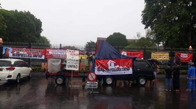 
					Aksi Damai Wanprestasi Unpad di Depan Pendopo Kudus Bawa 5 Tuntutan
