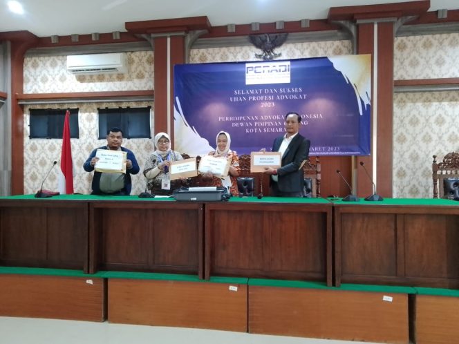 
					Sukarman, S.H., M.H., (kanan) di Acara Ujian Profesi Advokat yang digelar Peradi bekerjasama dengan FH Undip