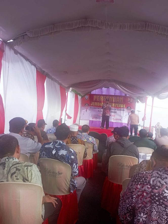 
					Bupati Rembang, H. Abdul Hafidz sambutan di acara peresmian Jembatan Temperak Sarang (8/3)