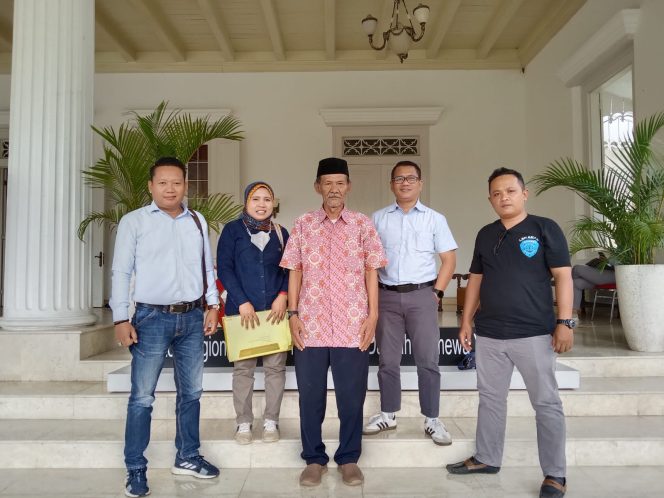 
					Imam Ris Abadi bersama tim kuasa hukum, Dian Puspitasari, SH. & Patners melaporkan BTPN Pekalongan ke OJK