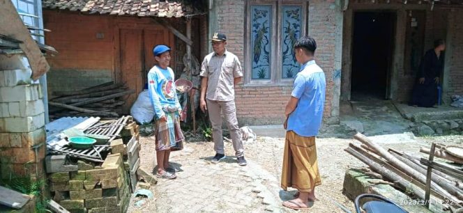 
					Camat Kaliori, Desti Muryadi (tengah) berbincang dengan Wakil Ketua BPD Maguan, Abdul Jalil (kiri) saat tinjau lokasi longsor (9/3)