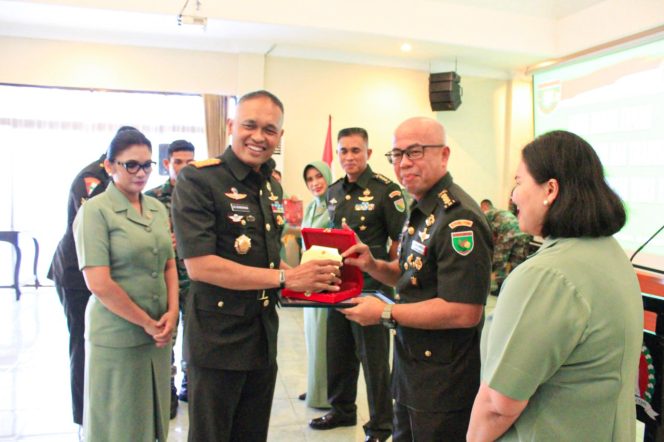 
					Danrem 172/PWY Pimpin Sertijab Dandim Jayapura Dan Penyerahan Jabatan Kasiops Kasrem 172/PWY