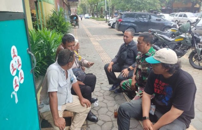 
					Babinsa Kemlayan Aktif Komsos di Wilayah Binaannya